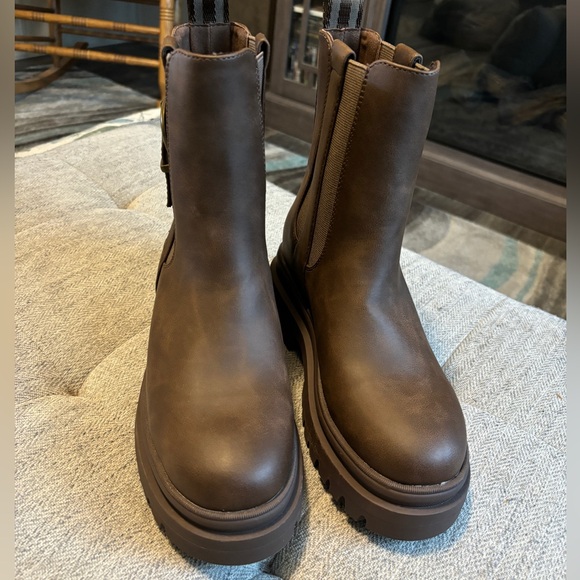 Shoes - Rocket Dog Brown Heeled Boots